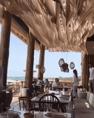 바람을 이용한 그리스 해변 식당 인테리어 - 꾸르